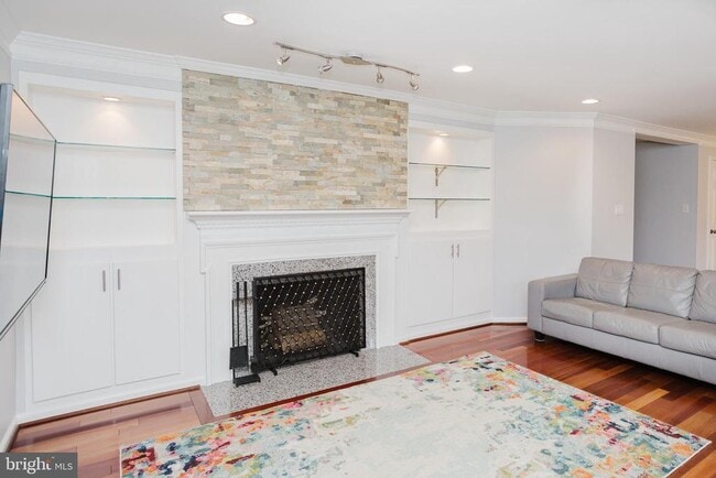 Building Photo - 2177 Chain Bridge Rd