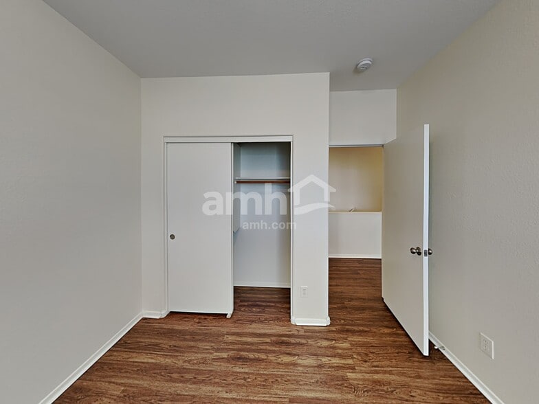 Building Photo - 9742 E Knowles Ave