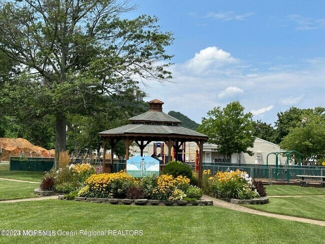 Building Photo - 330 Shore Dr