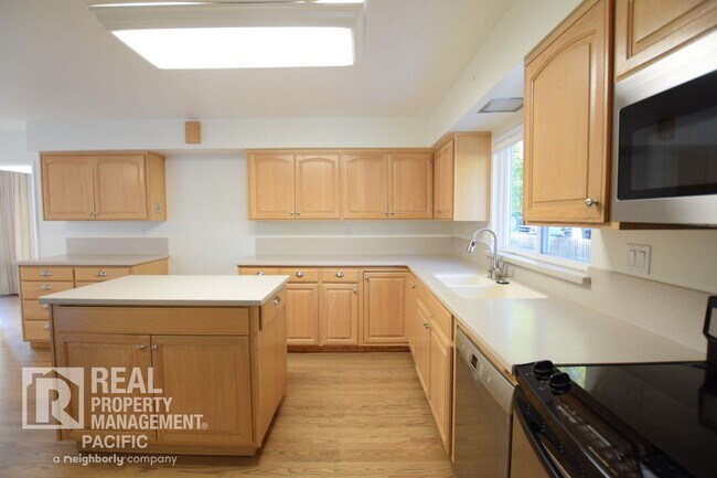 Building Photo - 3-Bedroom Retreat with Expansive Backyard ...