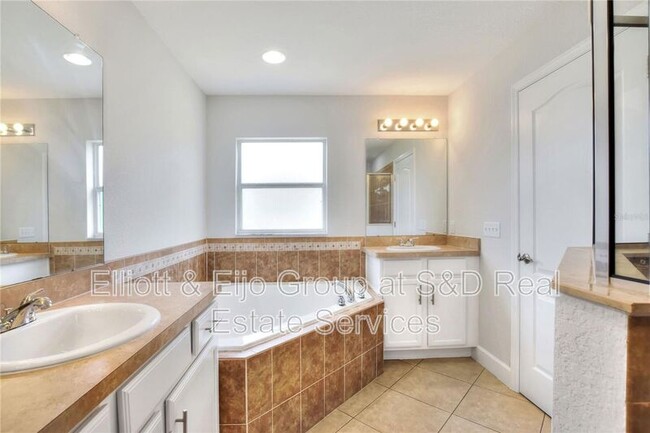 Building Photo - 6562 Evergreen Park Dr