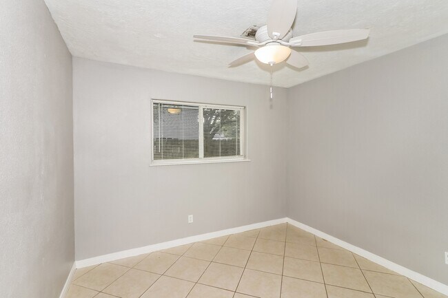 Building Photo - 1303 W Phillips St