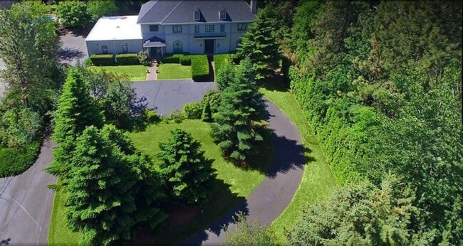 Building Photo - "Experience Luxury Living: Expansive 4-Bedroom Retreat Estate with Scenic Views and Elegant Finis...