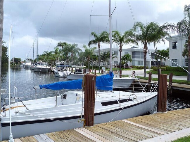 Building Photo - 6521 Bay Club Dr