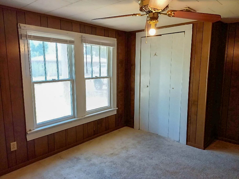 Building Photo - 915 E Ash St