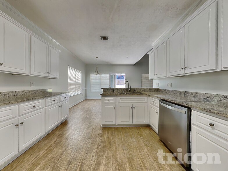 Building Photo - 4884 Somerset Dr