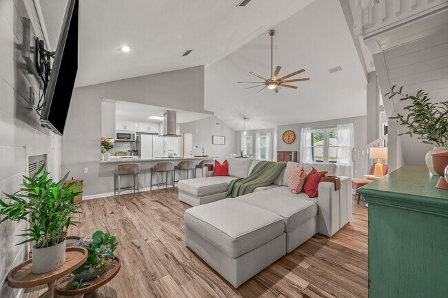 Building Photo - Stunning 4 bedroom with two bonus spaces, ...