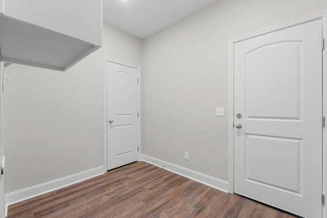 Building Photo - 1253 E Hampton Dr