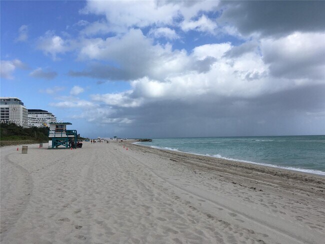 Building Photo - 2625 Collins Ave