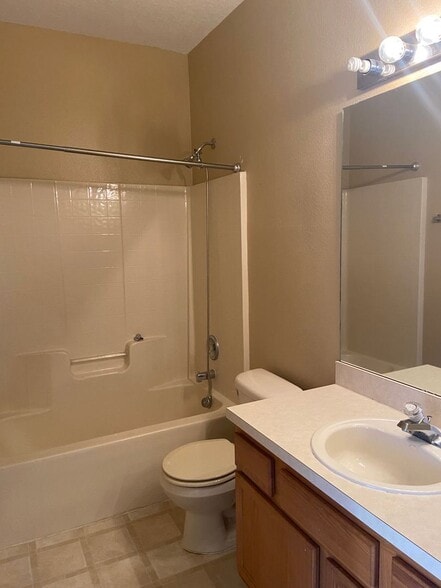 Building Photo - 628 Madina Cir