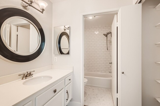 Building Photo - Beautifully Remodeled Townhome in the Cambria Community – Del Mar Heights