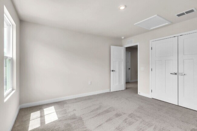 Building Photo - Modern New, Never Lived-in 3BR/2.5BA Townh...