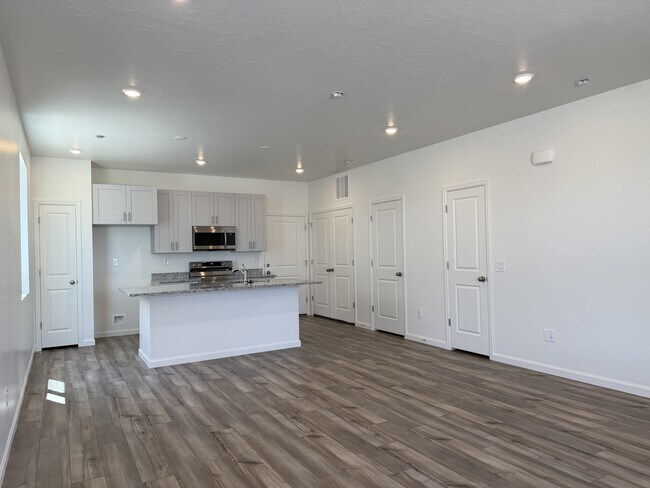 Building Photo - 203 E Arcade Dr