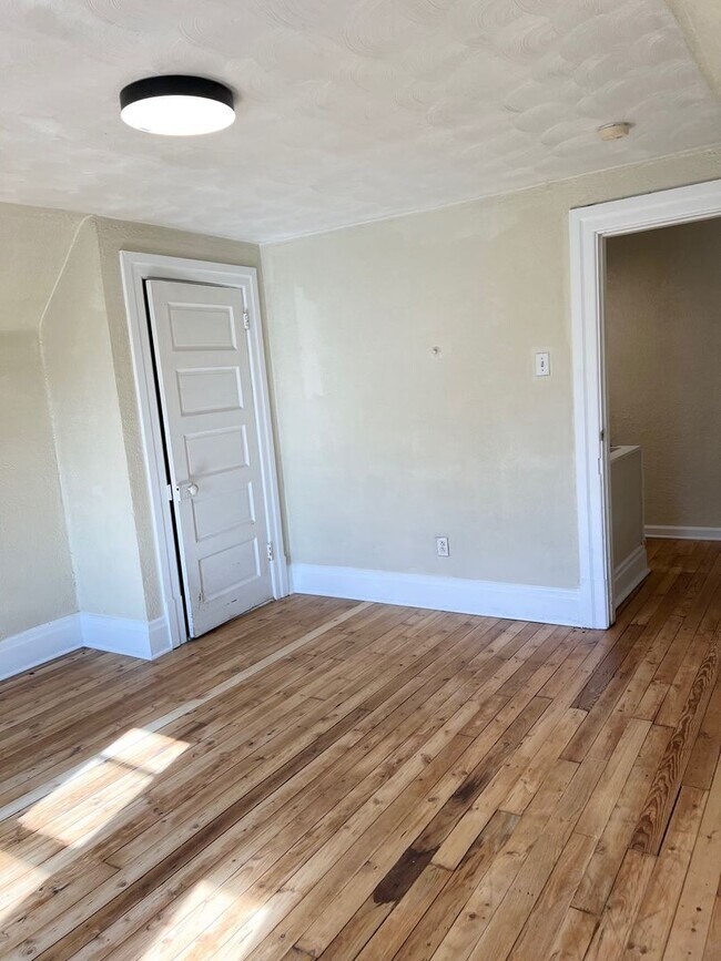 Building Photo - Newly Remodeled 3 or 4 Bedroom in Swissval...