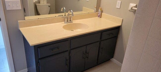 Building Photo - Newly Refreshed 2 bedroom in HOA