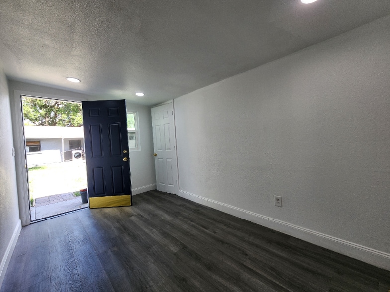 Building Photo - 2710 Marshall Dr