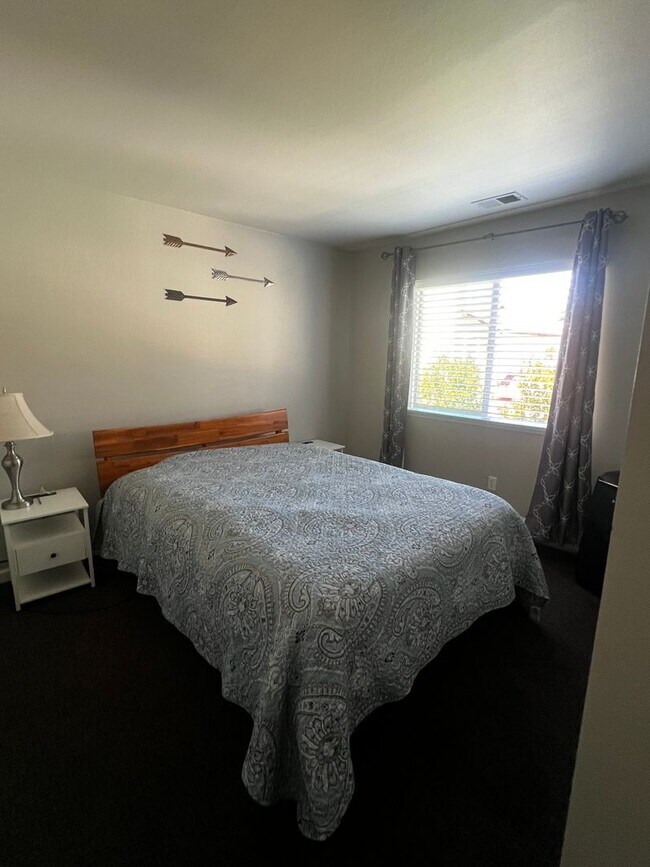 Building Photo - Modern 3 Bed / 2 Bath End Unit Home for Re...