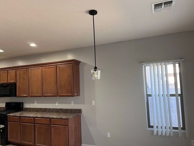 Building Photo - 5 bed 3 bath 3 car garage in San Tan Valley