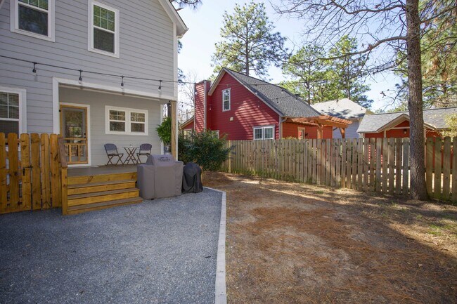 Building Photo - Charming Cottage in DOWNTOWN Southern Pines
