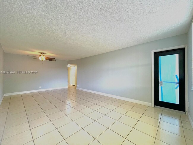 Building Photo - 3900 N Hills Dr