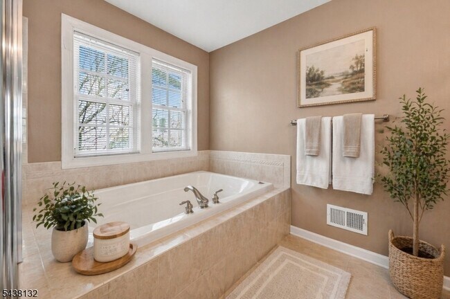 Building Photo - 44 Peach Tree Ln