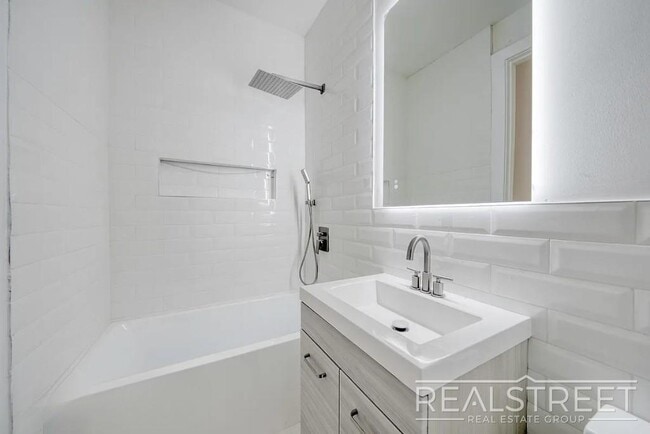 Building Photo - Massive 4BD/4BA Duplex with Office & Priva...