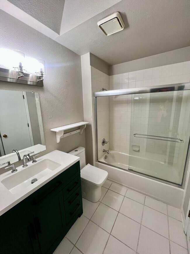 Building Photo - Beautiful 3 bedroom, tri-level home available in School District 20!