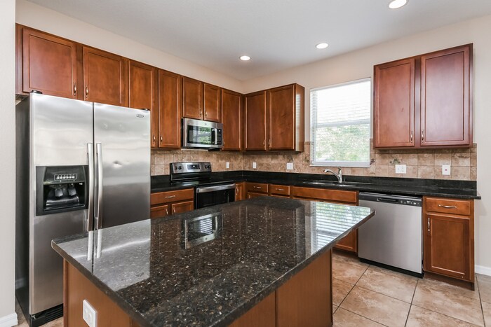 Building Photo - 2420 Plantation Oak Dr