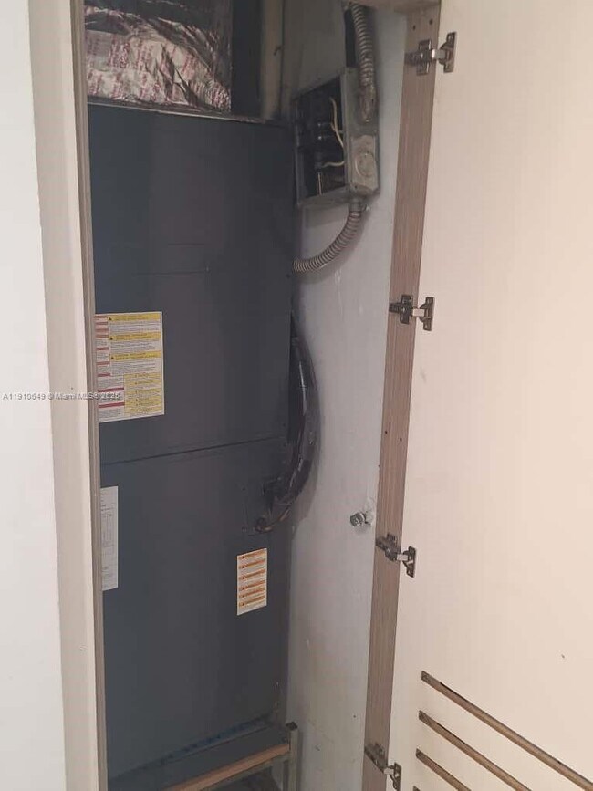 Building Photo - 13437 SW 44th Ln