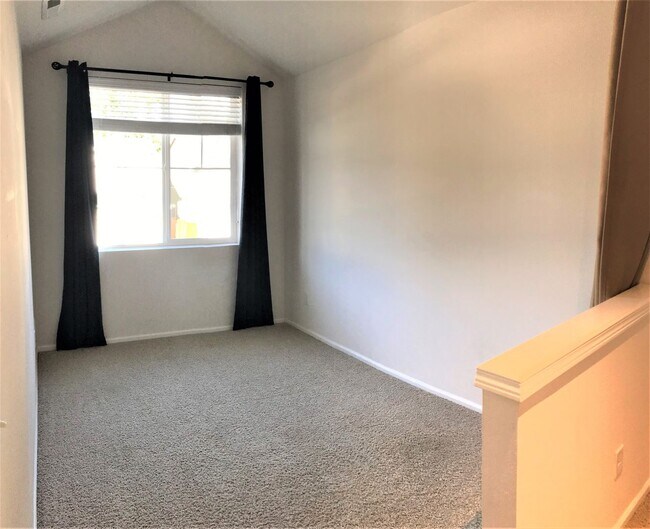 Building Photo - Stunning 2-Story Home Near Silver Lake