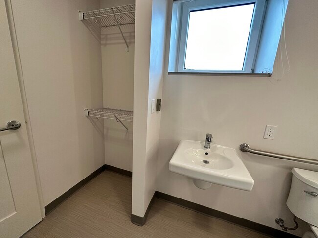 Building Photo - 409 Elm St