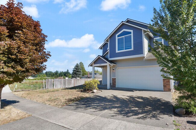 Building Photo - MOVE IN READY! Heat pump with A/C - 4 bdrm home with den and large loft, fenced back yard. On cul...
