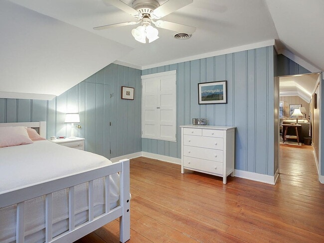 Building Photo - "Charming 3-Bed Home with Granite Elegance...