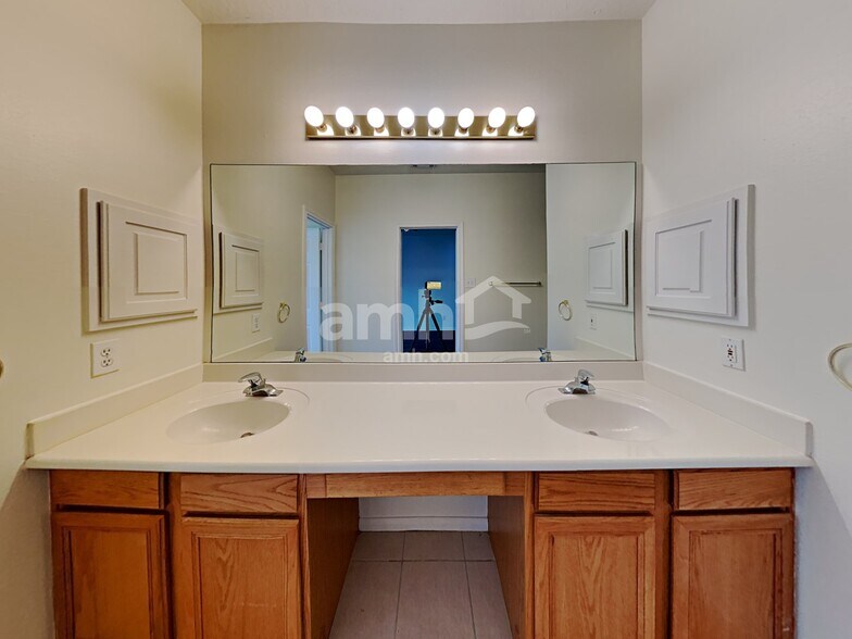 Building Photo - 534 Starkstone Ct