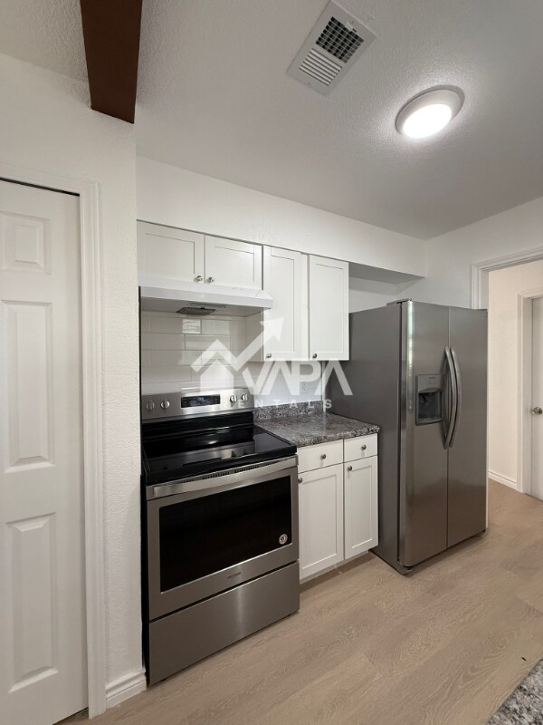 Building Photo - 7215 Hickory Grove Dr