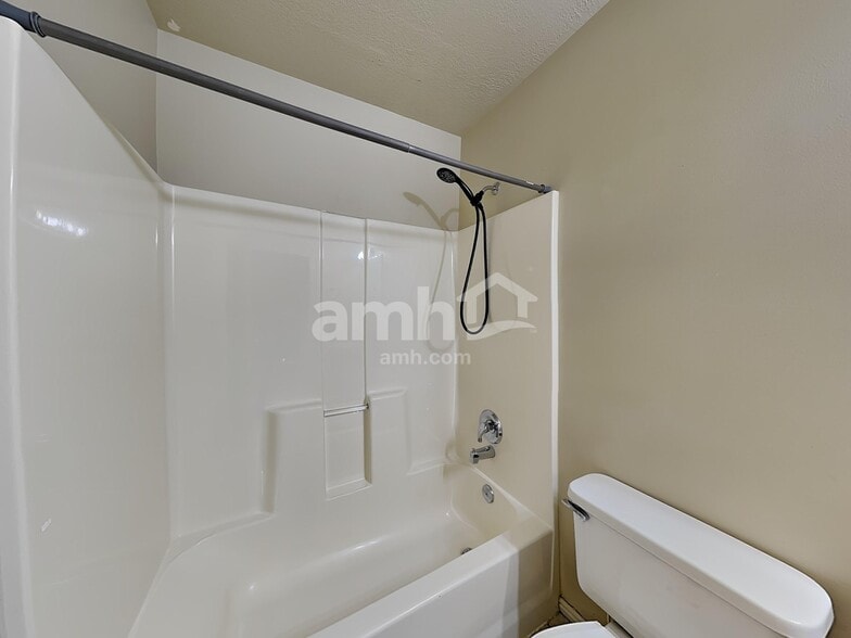 Building Photo - 32 E 2200 S