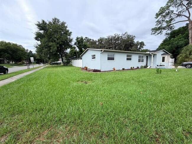 Building Photo - 2510 Sandalwood Dr