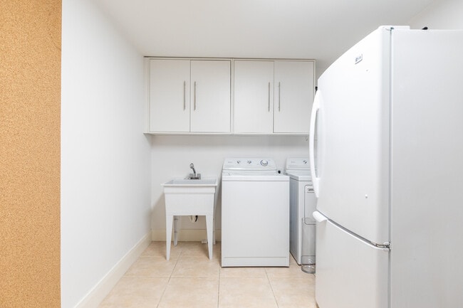 Building Photo - 20201 E Country Club Dr