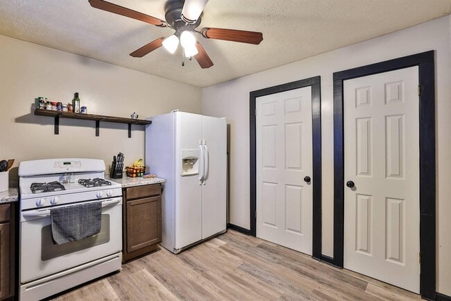 Building Photo - 142 4th Ave