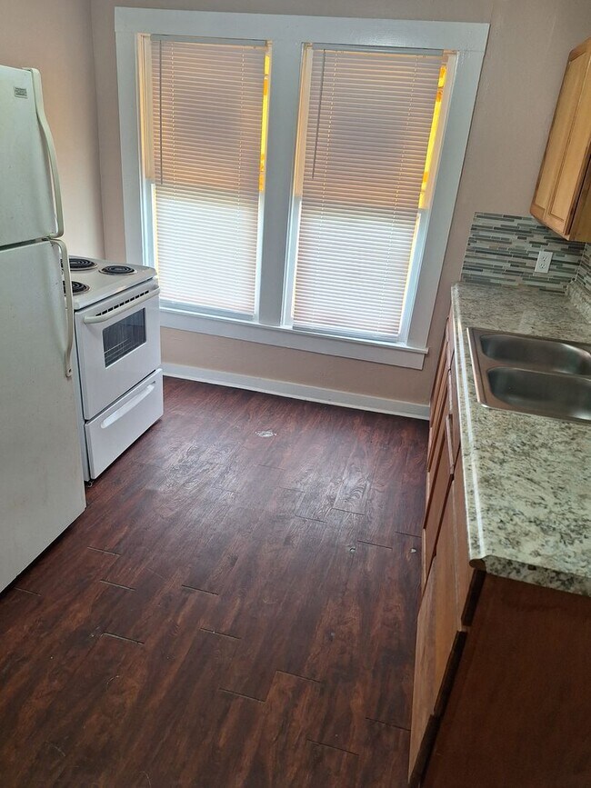 Building Photo - 2 bedroom, 1 bath