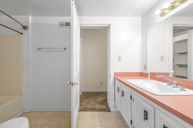 Building Photo - Cozy 2 Bedroom Downtown Home Available!