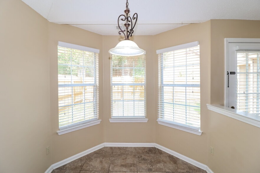 Building Photo - 1172 Jessica Lauren Dr