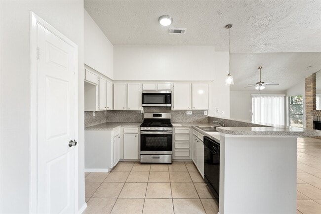 Building Photo - 10746 Staghill Dr