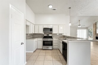 Building Photo - 10746 Staghill Dr