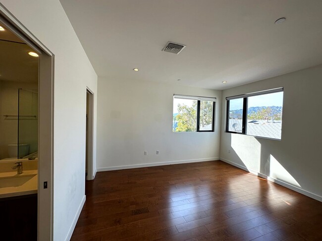 Building Photo - Fantastic 4 story Townhome - 3 bed - 3.5 b...