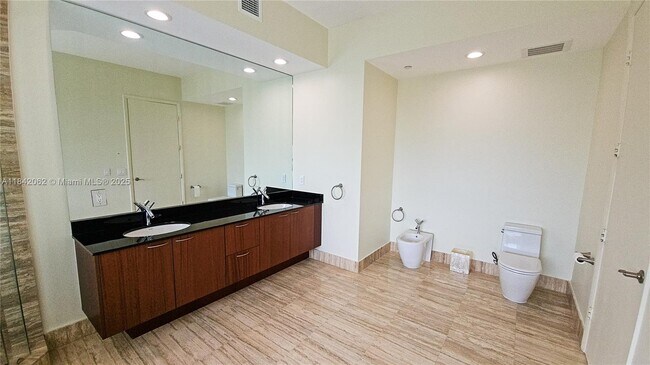 Building Photo - 15901 Collins Ave