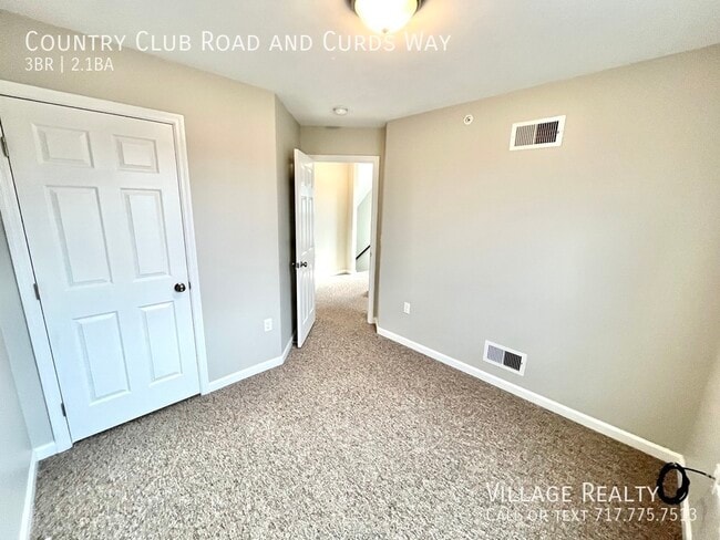 Building Photo - 703 Country Club Rd