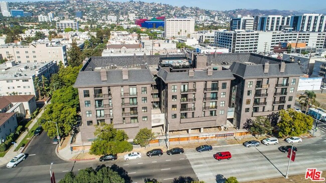 Building Photo - 8811 Burton Way