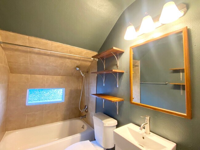 Building Photo - 3 Bedroom 2 Bath - City Compound - A Must ...