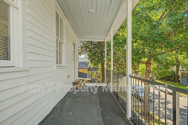 Building Photo - 615 W 39th St